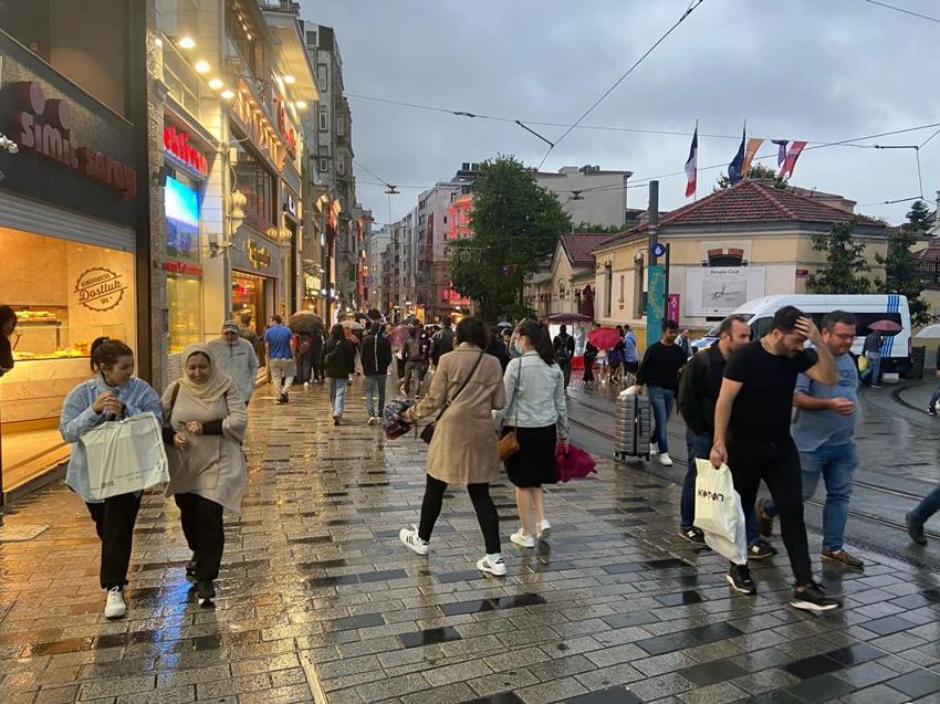 İstanbul'da sağanak yağış bir anda etkisini gösterdi, vatandaşlar zor anlar yaşadı!