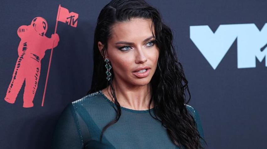 Adriana Lima karnı burnunda galaya geldi! Rihanna'nın izinde...