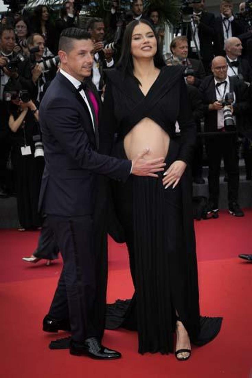 Adriana Lima karnı burnunda galaya geldi! Rihanna'nın izinde...