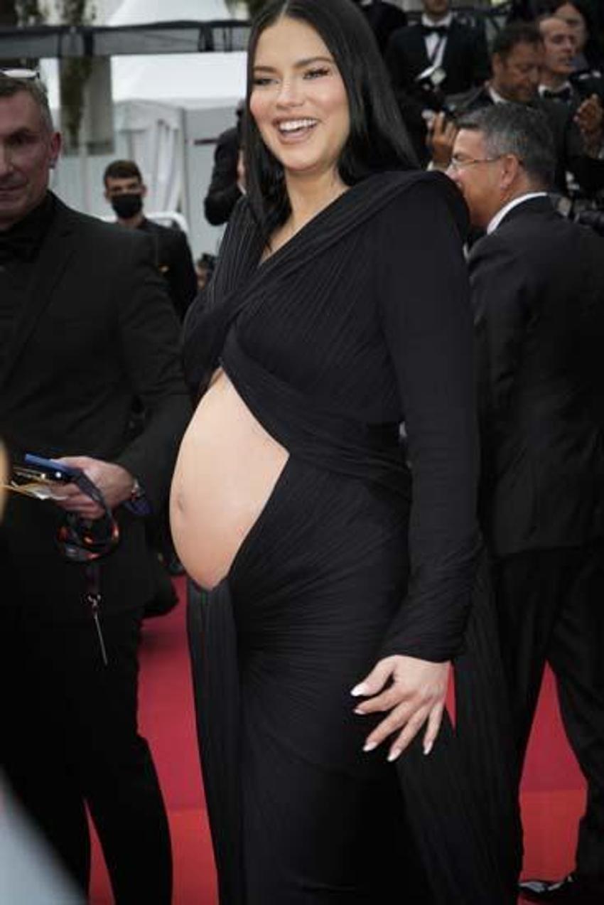 Adriana Lima karnı burnunda galaya geldi! Rihanna'nın izinde...