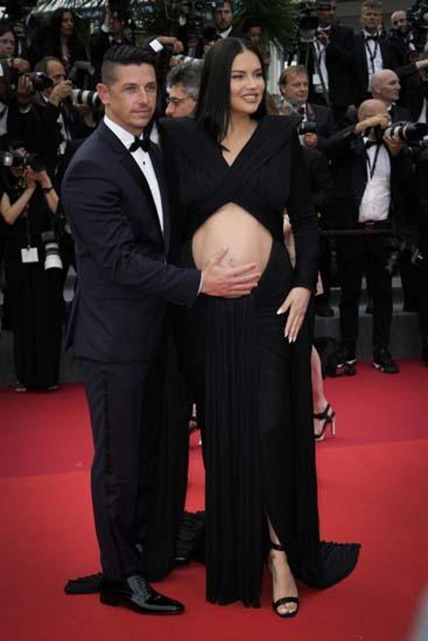 Adriana Lima karnı burnunda galaya geldi! Rihanna'nın izinde...