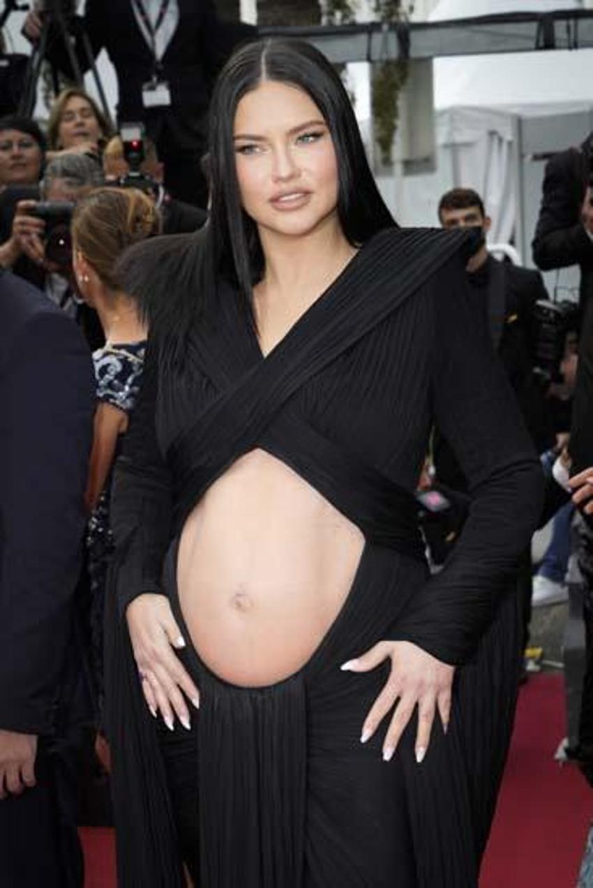 Adriana Lima karnı burnunda galaya geldi! Rihanna'nın izinde...