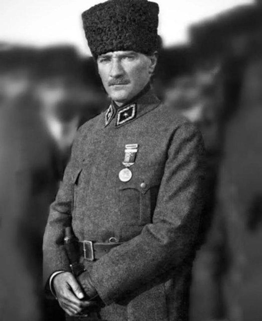 Ünlü isimlerin 19 Mayıs Atatürk'ü Anma, Gençlik ve Spor Bayramı paylaşımları!