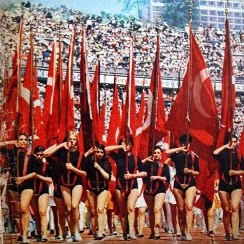 Ünlü isimlerin 19 Mayıs Atatürk'ü Anma, Gençlik ve Spor Bayramı paylaşımları!