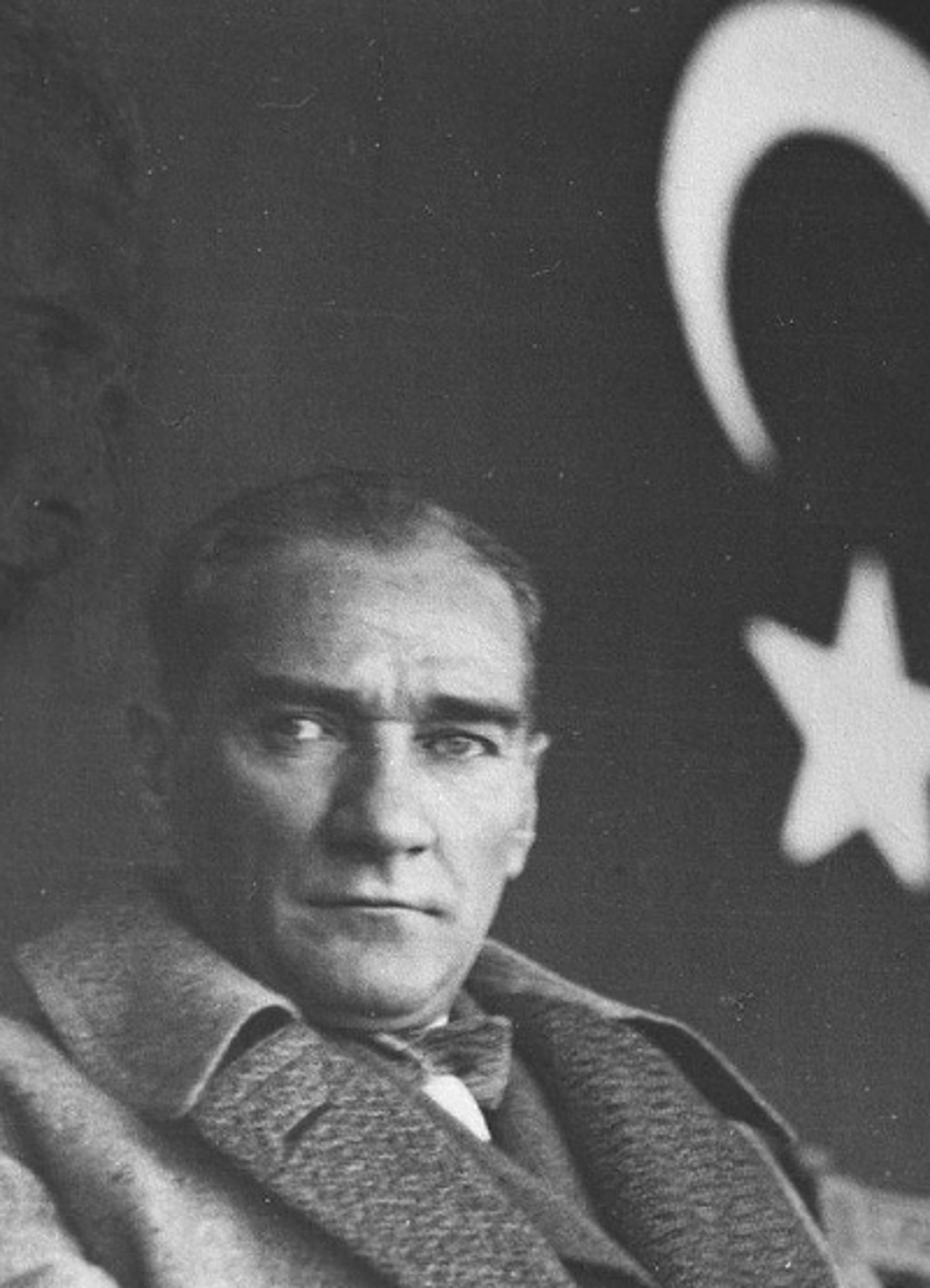 Ünlü isimlerin 19 Mayıs Atatürk'ü Anma, Gençlik ve Spor Bayramı paylaşımları!