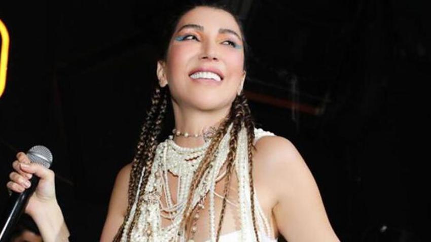 Hande Yener'den otel odasında bikinili pozlar!