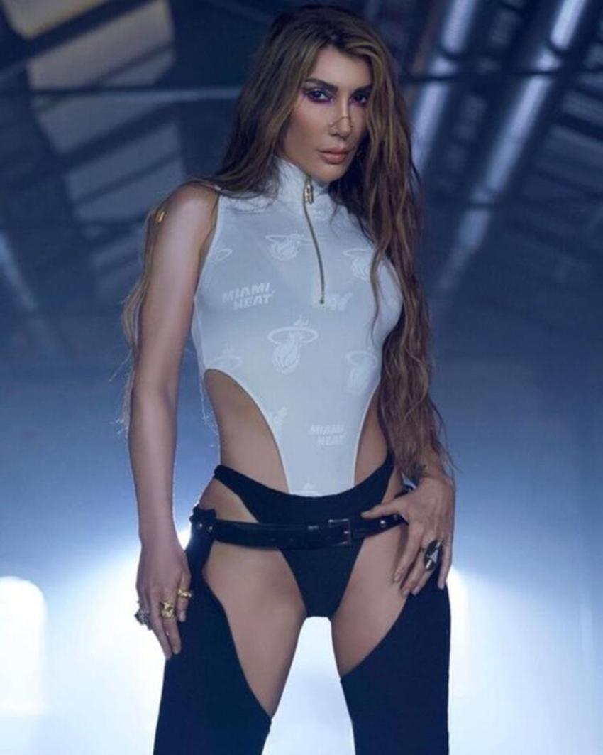 Hande Yener'den otel odasında bikinili pozlar!