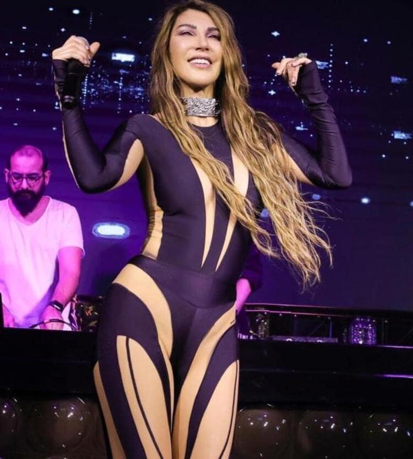 Hande Yener'den otel odasında bikinili pozlar!