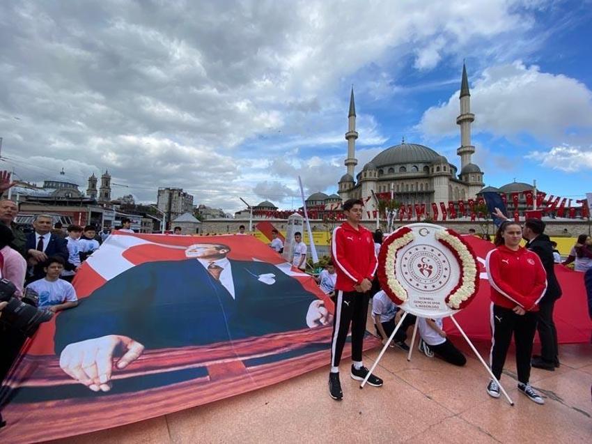 19 Mayıs coşkusu İzmir ve İstanbul'da böyle kutlandı