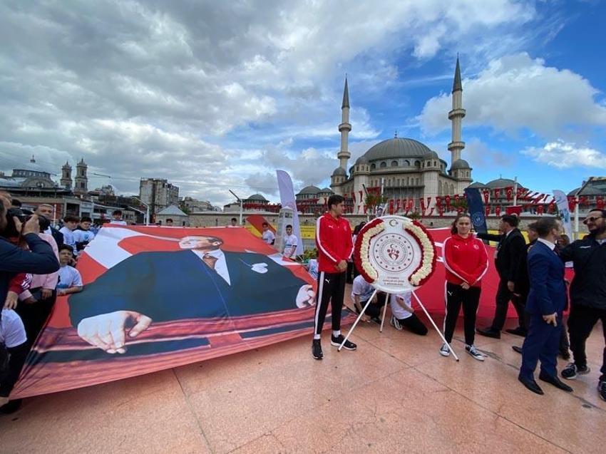 19 Mayıs coşkusu İzmir ve İstanbul'da böyle kutlandı
