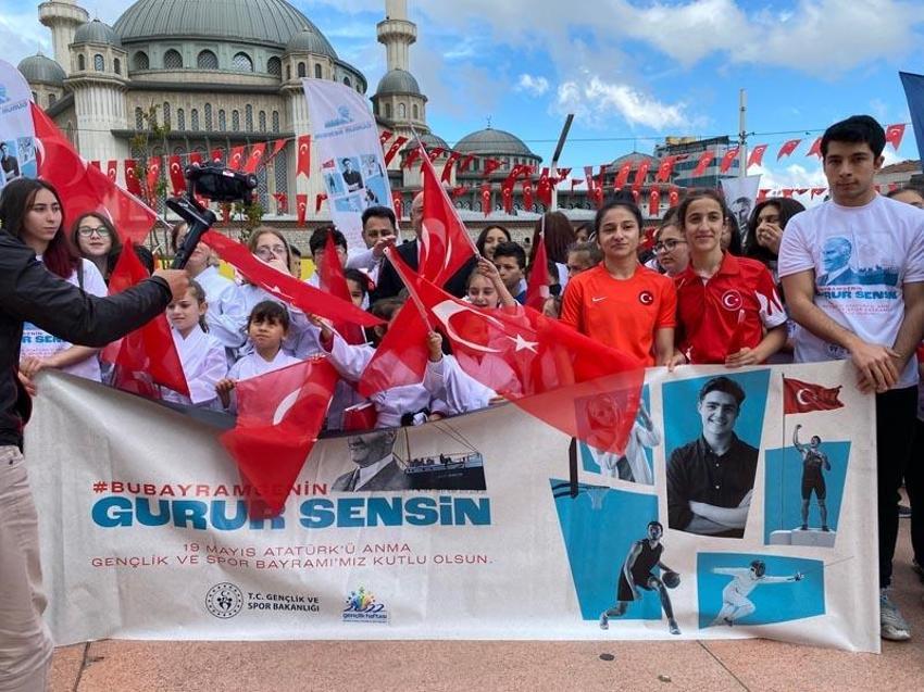 19 Mayıs coşkusu İzmir ve İstanbul'da böyle kutlandı