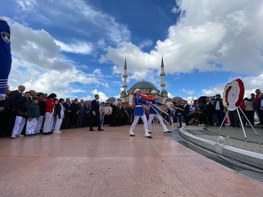 19 Mayıs coşkusu İzmir ve İstanbul'da böyle kutlandı