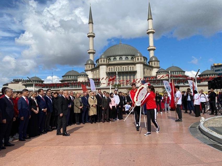 19 Mayıs coşkusu İzmir ve İstanbul'da böyle kutlandı