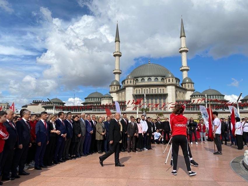 19 Mayıs coşkusu İzmir ve İstanbul'da böyle kutlandı