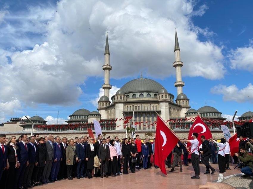 19 Mayıs coşkusu İzmir ve İstanbul'da böyle kutlandı