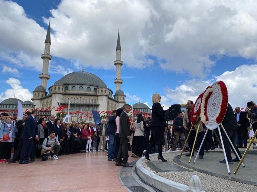 19 Mayıs coşkusu İzmir ve İstanbul'da böyle kutlandı