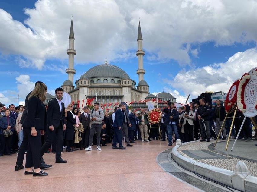 19 Mayıs coşkusu İzmir ve İstanbul'da böyle kutlandı