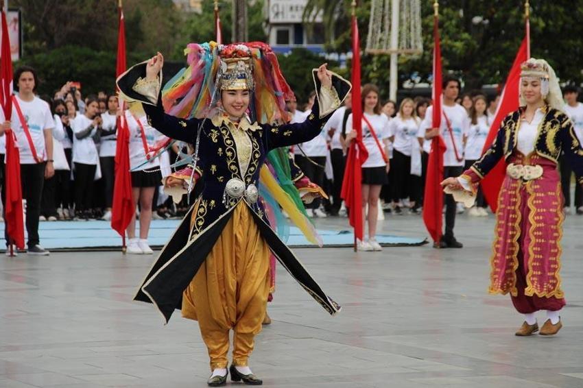 19 Mayıs coşkusu İzmir ve İstanbul'da böyle kutlandı