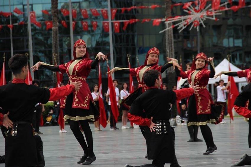 19 Mayıs coşkusu İzmir ve İstanbul'da böyle kutlandı