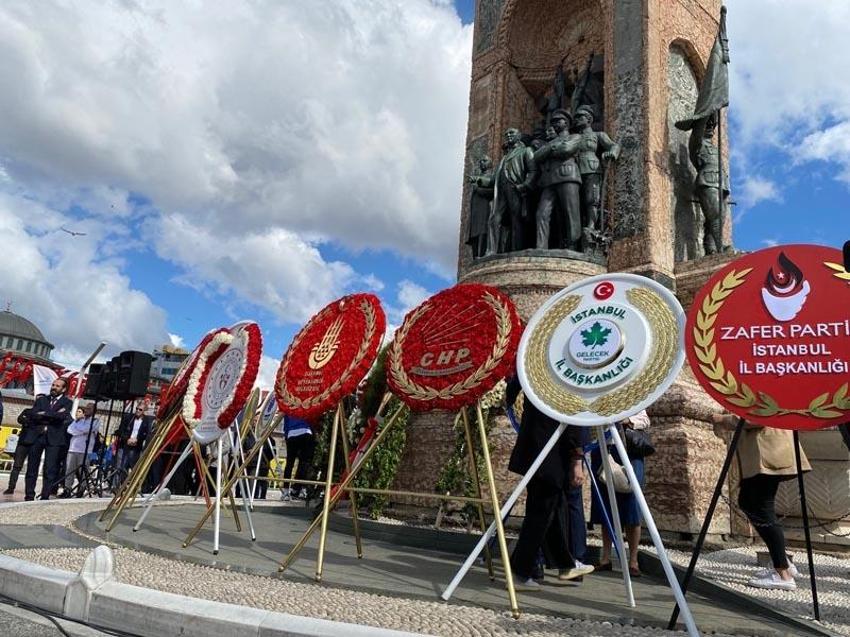19 Mayıs coşkusu İzmir ve İstanbul'da böyle kutlandı