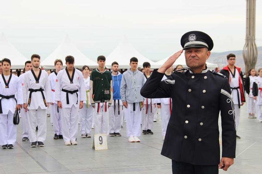 19 Mayıs coşkusu İzmir ve İstanbul'da böyle kutlandı