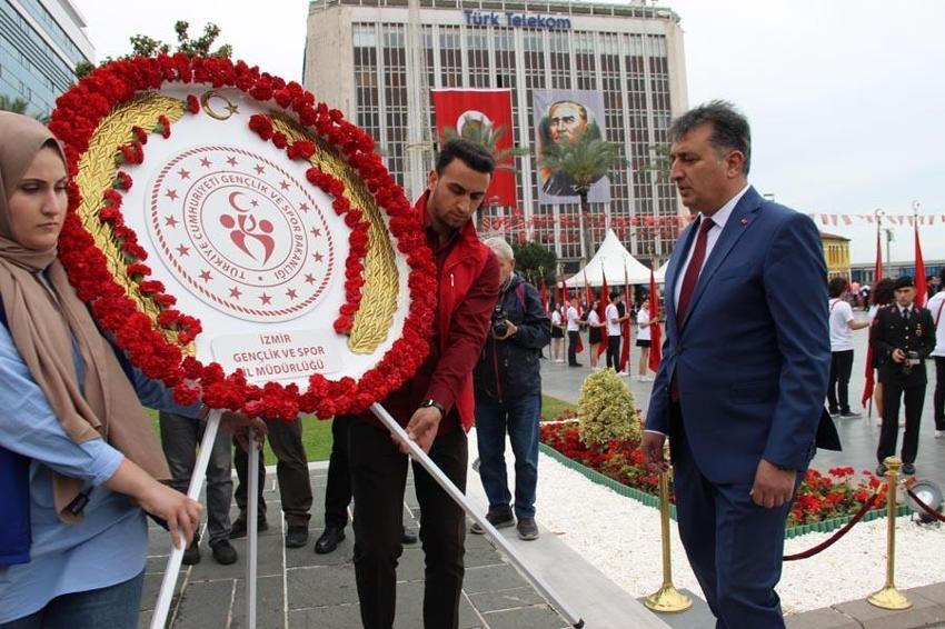 19 Mayıs coşkusu İzmir ve İstanbul'da böyle kutlandı