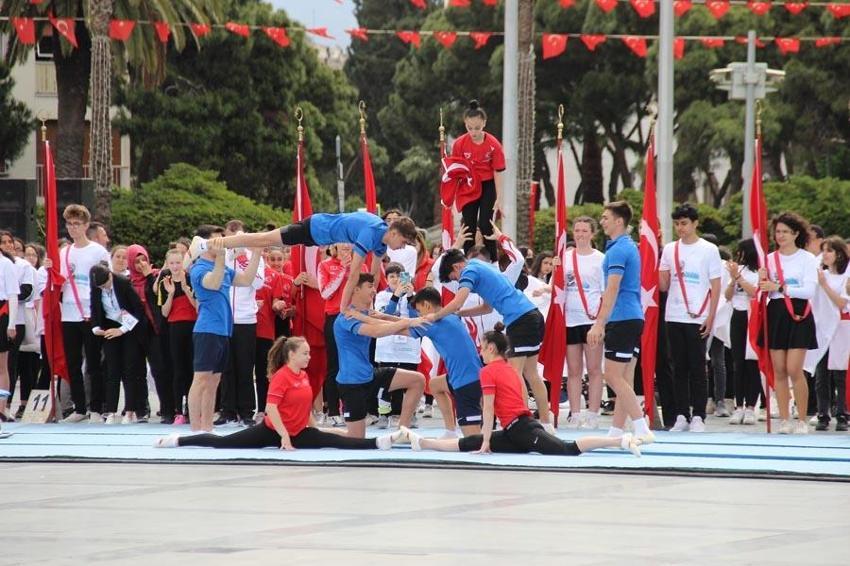 19 Mayıs coşkusu İzmir ve İstanbul'da böyle kutlandı