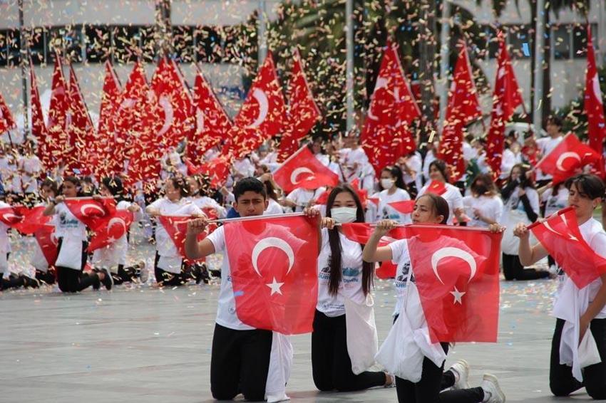 19 Mayıs coşkusu İzmir ve İstanbul'da böyle kutlandı