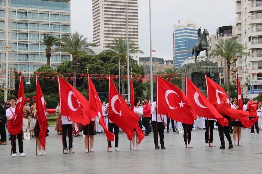 19 Mayıs coşkusu İzmir ve İstanbul'da böyle kutlandı