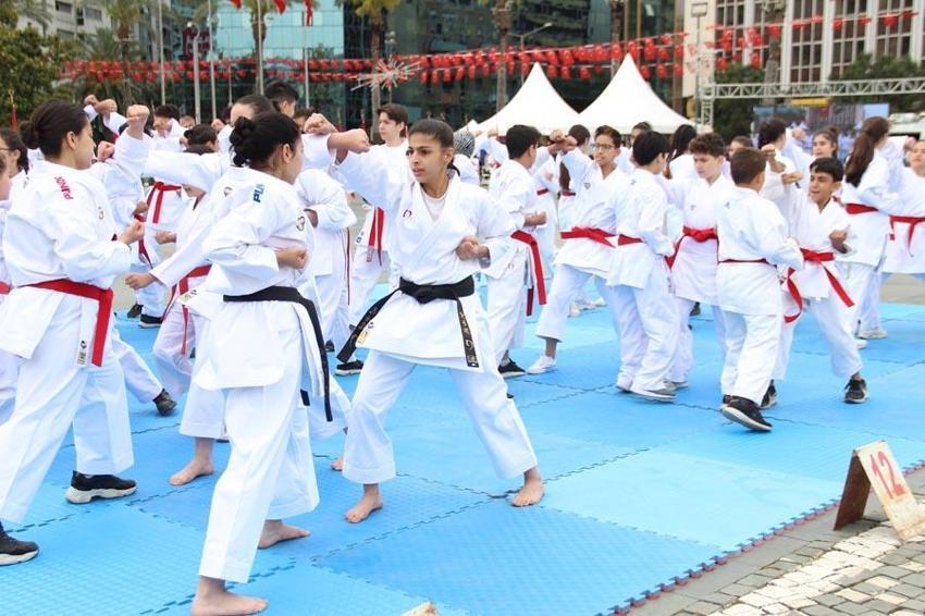 19 Mayıs coşkusu İzmir ve İstanbul'da böyle kutlandı