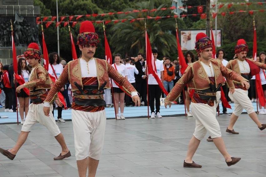19 Mayıs coşkusu İzmir ve İstanbul'da böyle kutlandı