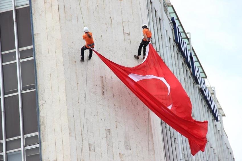 19 Mayıs coşkusu İzmir ve İstanbul'da böyle kutlandı