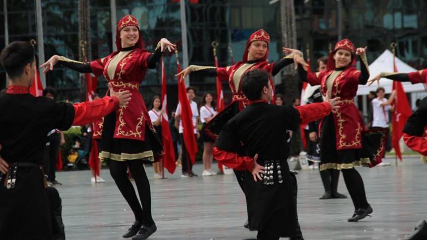19 Mayıs coşkusu İzmir ve İstanbul'da böyle kutlandı