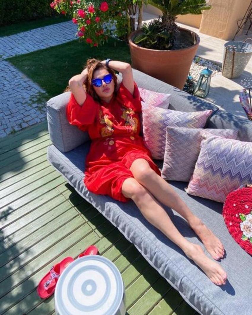 Deniz Seki tatil sezonunu açtı! Sere serpe uzandı...