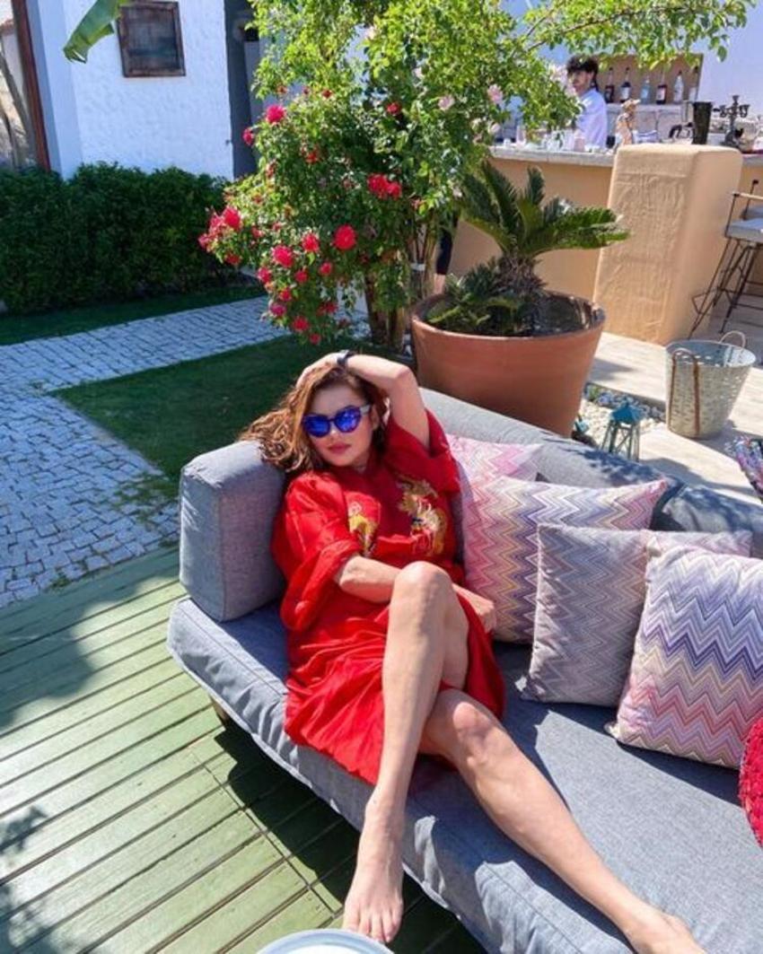 Deniz Seki tatil sezonunu açtı! Sere serpe uzandı...