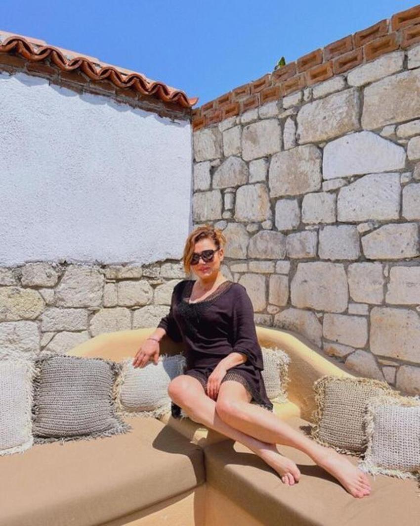 Deniz Seki tatil sezonunu açtı! Sere serpe uzandı...