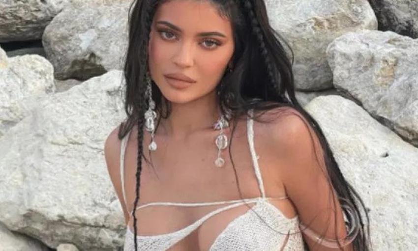 Kylie Jenner da photoshop mağduru oldu! "Diz kapaklarını unutmuşlar"