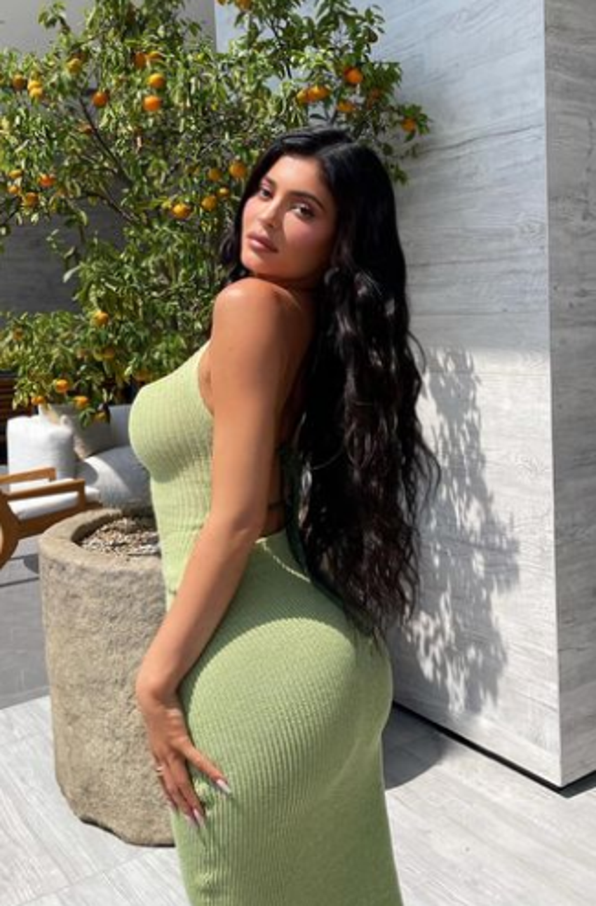 Kylie Jenner da photoshop mağduru oldu! "Diz kapaklarını unutmuşlar"