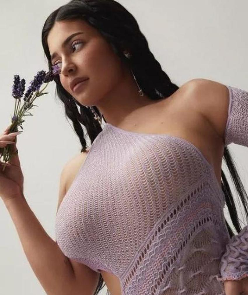 Kylie Jenner da photoshop mağduru oldu! "Diz kapaklarını unutmuşlar"