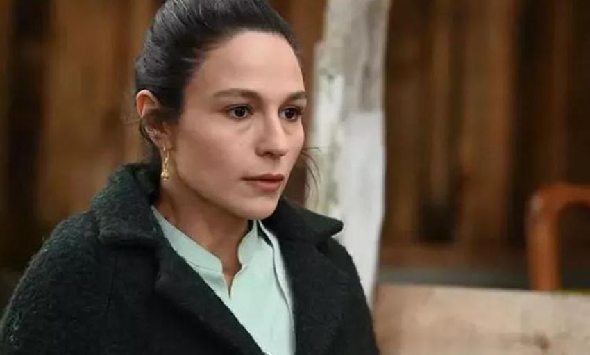 Selin Yeninci mavi elbisesiyle takipçilerini ikiye böldü!