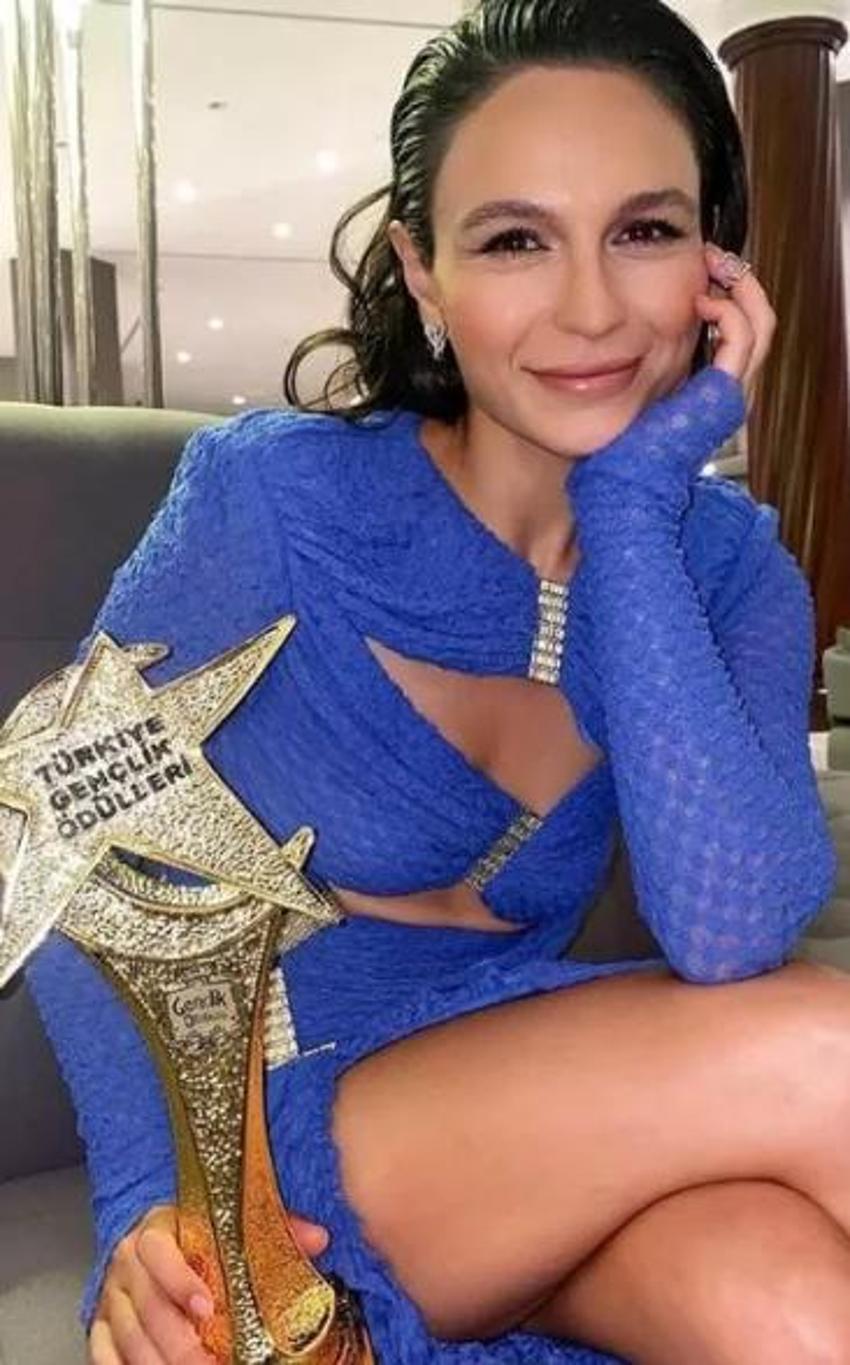 Selin Yeninci mavi elbisesiyle takipçilerini ikiye böldü!