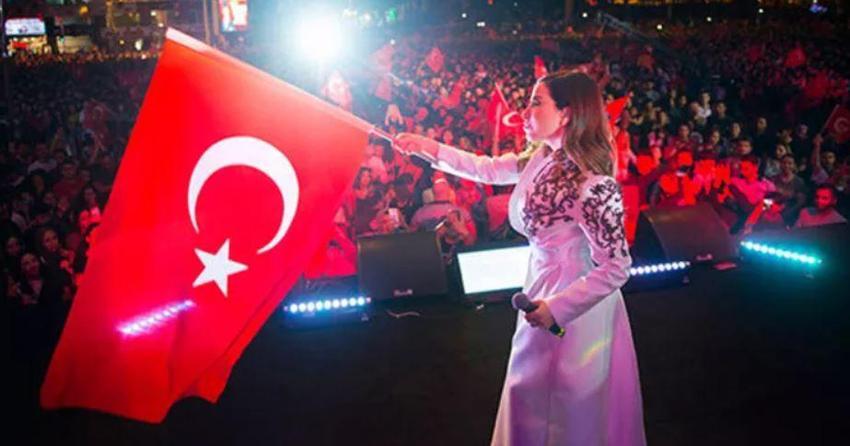 Burcu Güneş'in özel dikim elbisesinin fiyatı dudak uçuklattı! 1.5 ayda işlendi...