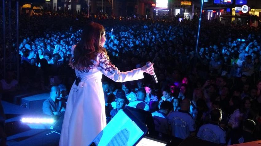 Burcu Güneş'in özel dikim elbisesinin fiyatı dudak uçuklattı! 1.5 ayda işlendi...