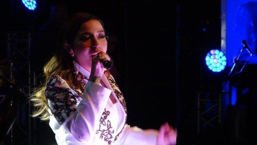 Burcu Güneş'in özel dikim elbisesinin fiyatı dudak uçuklattı! 1.5 ayda işlendi...