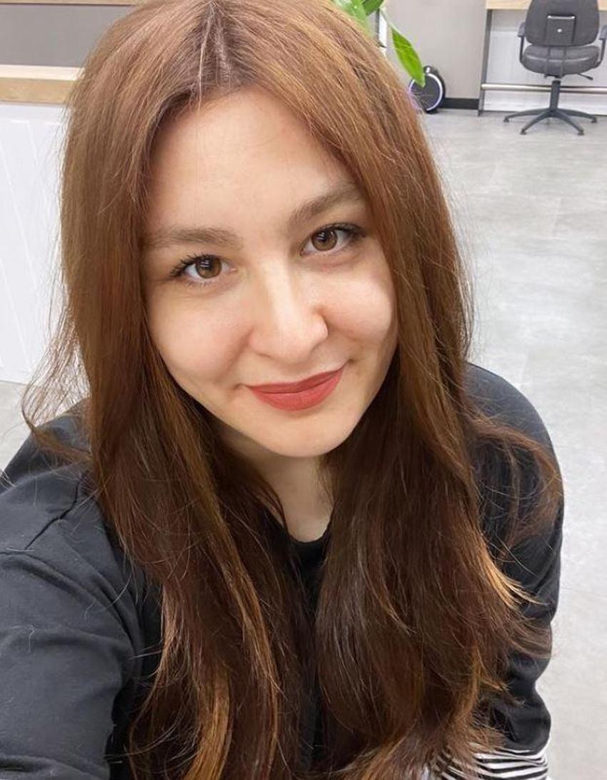 Yasemin Sakallıoğlu yıllar önce çekilen fotoğrafını paylaştı! Bakın kime benzettiler...