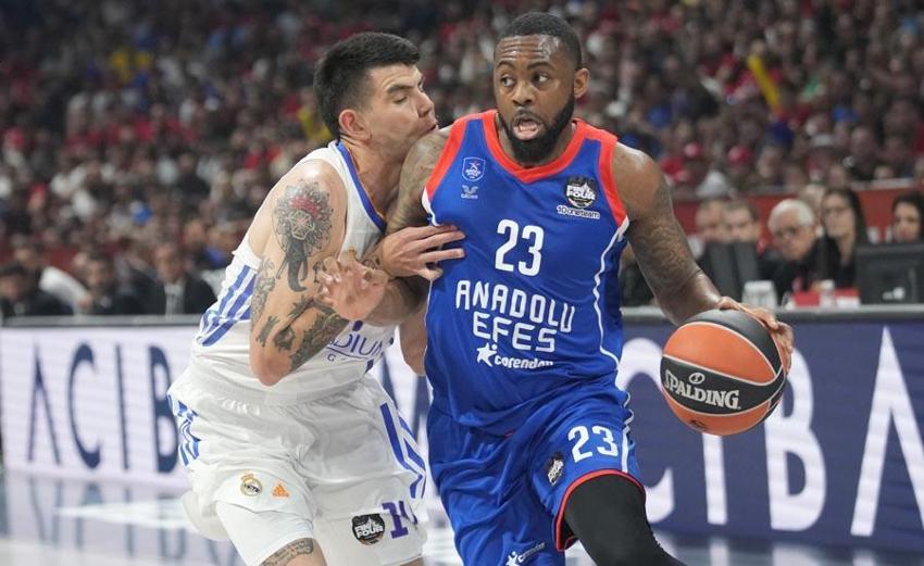 Anadolu Efes bir kez daha tarih yazdı Ergin Ataman'ın Türkçe röportajı ayakta alkışlandı!