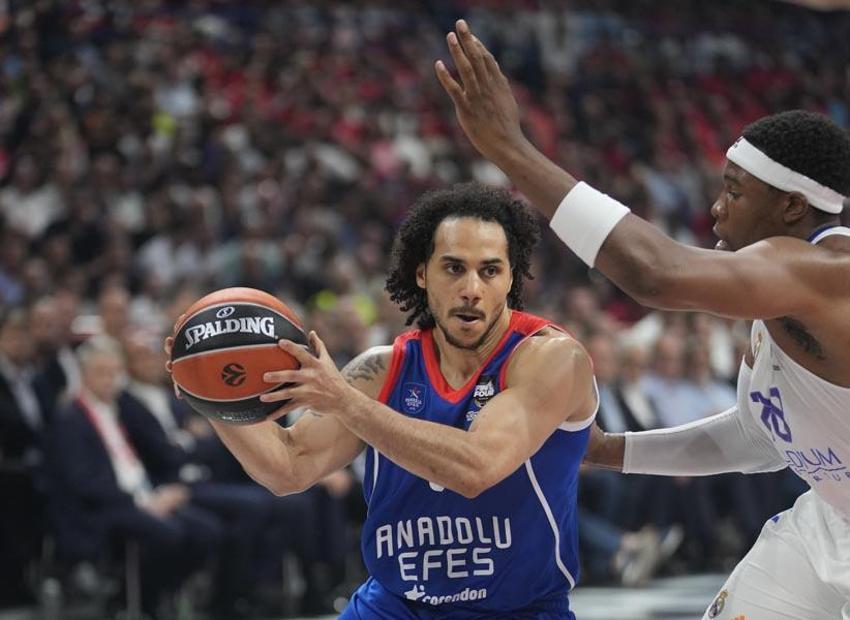 Anadolu Efes bir kez daha tarih yazdı Ergin Ataman'ın Türkçe röportajı ayakta alkışlandı!