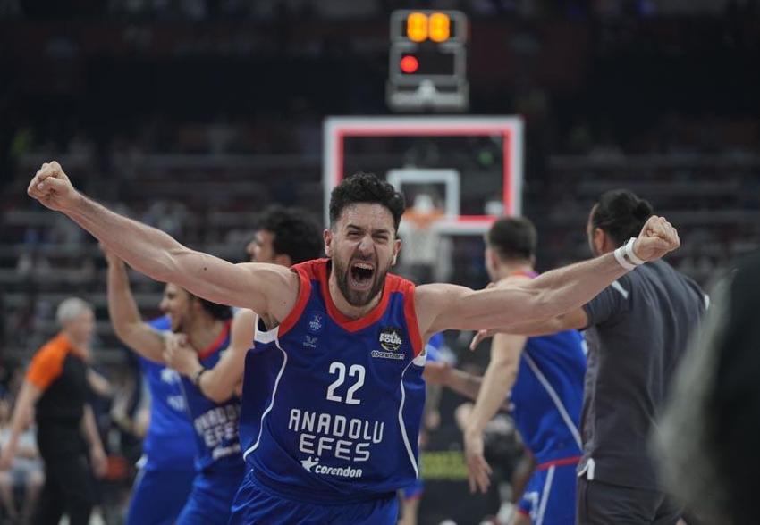 Anadolu Efes bir kez daha tarih yazdı Ergin Ataman'ın Türkçe röportajı ayakta alkışlandı!