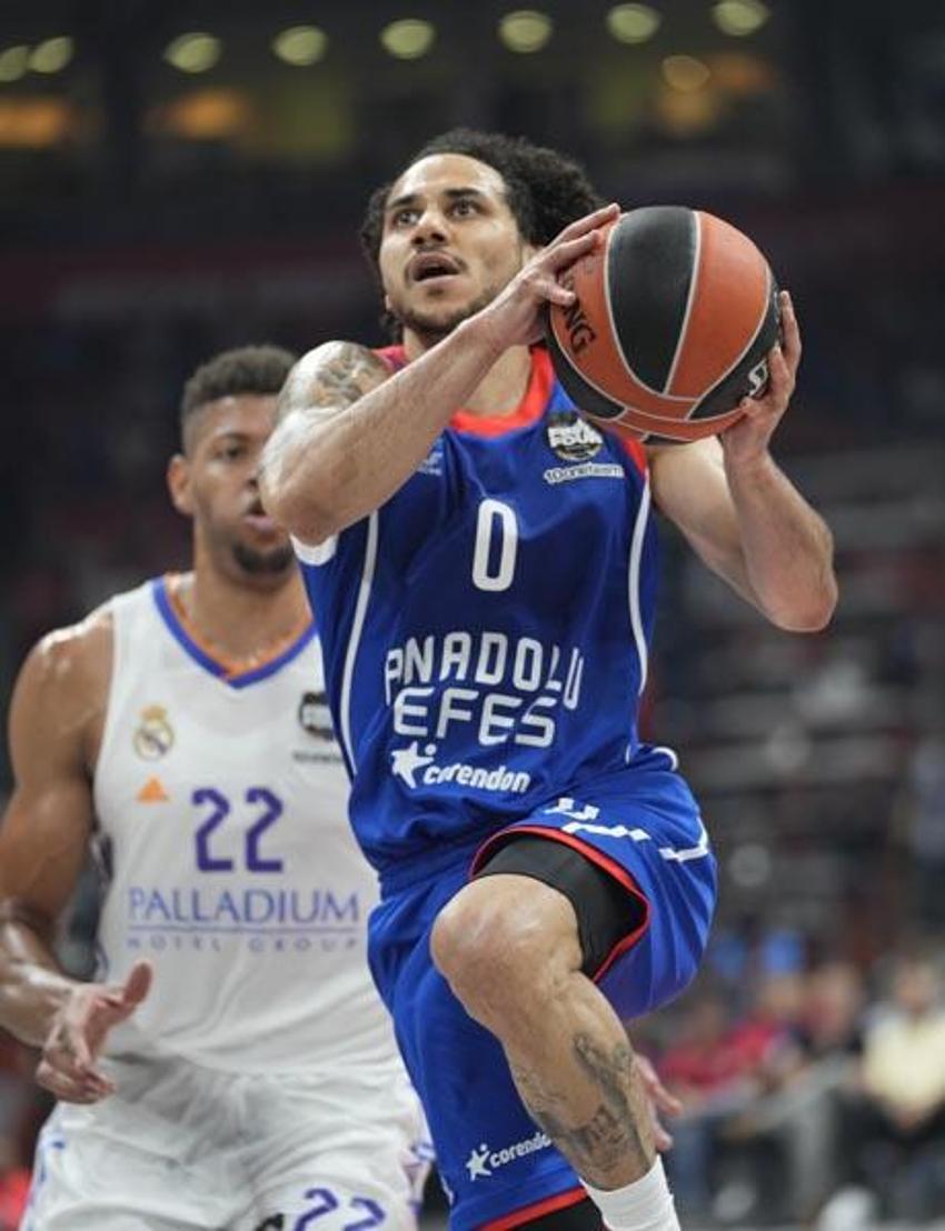 Anadolu Efes bir kez daha tarih yazdı Ergin Ataman'ın Türkçe röportajı ayakta alkışlandı!