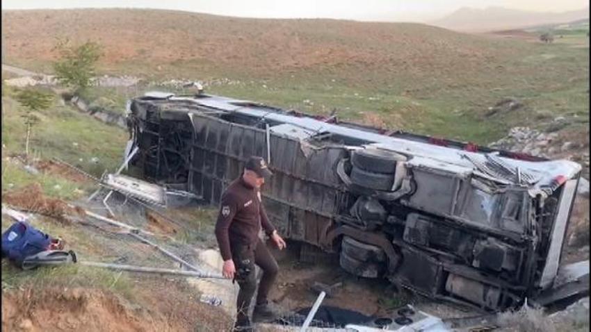 Üniversite öğrencilerini taşıyan otobüs devrildi: 2 ölü, 42 yaralı